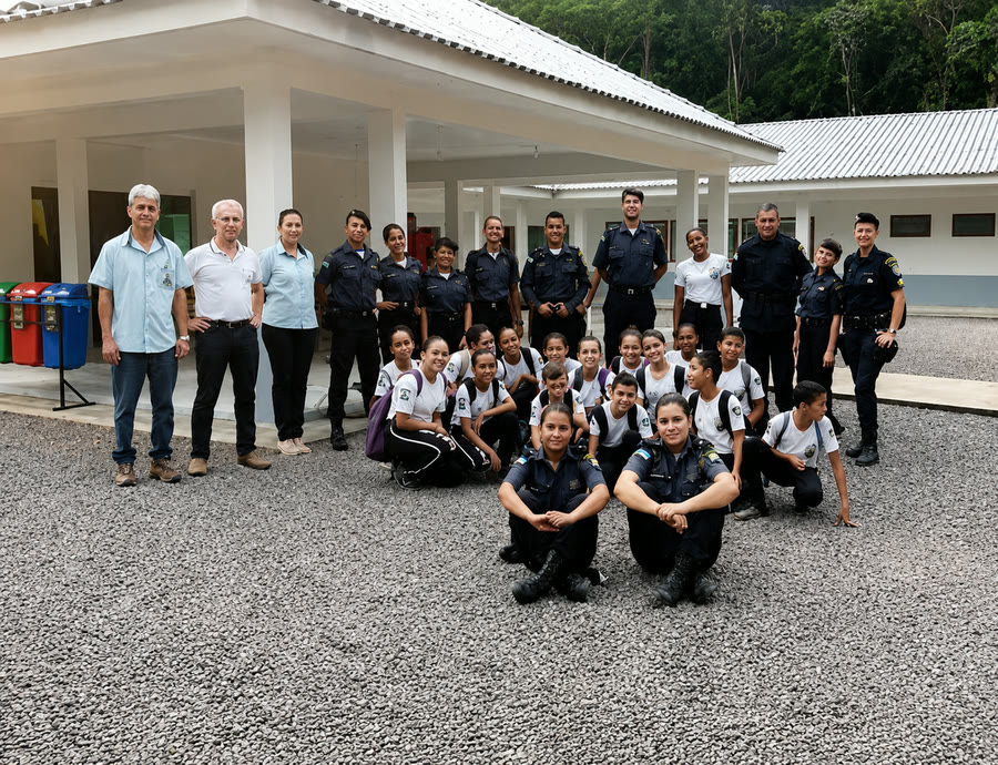 Grupo reunido no CEFLOM para palestra de educação ambiental